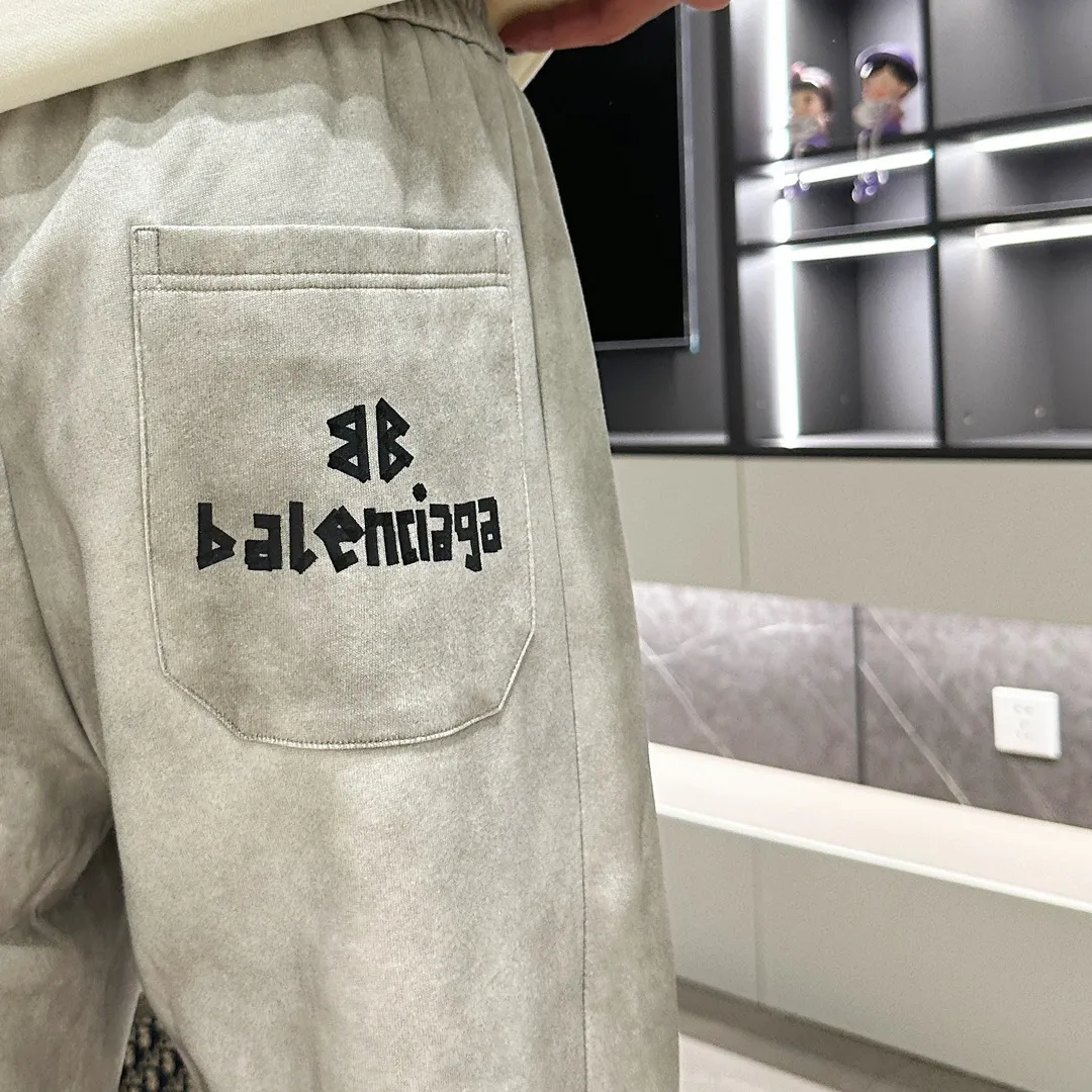 Balenciaga 🆕2026 Autumn and Winter New Arrival Casual Pants! The official website will be released simultaneously. Brand Classic LOGO casual pants, customized fabrics, excellent comfort and strong touch. Highly recognisable, perfect appearance and craftsmanship. Size:M-3XL